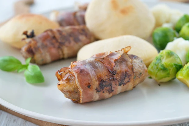 Cevapcici mit Speck und Pitas