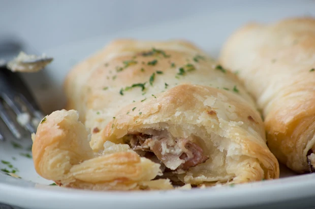 Pikante Bl&auml;tterteigtaschen
