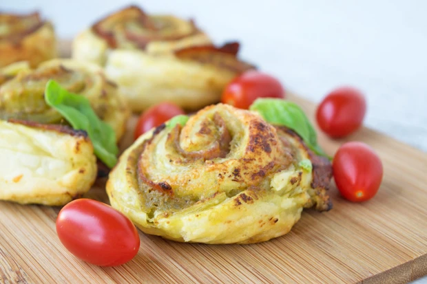 Pikante Bl&auml;tterteigschnecken