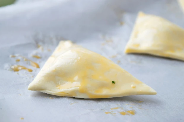 Bl&auml;tterteig gef&uuml;llt mit Gem&uuml;se und K&auml;se