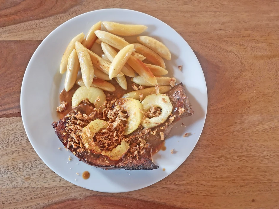 Gebratene Leber mit &Auml;pfeln und Schupfnudeln