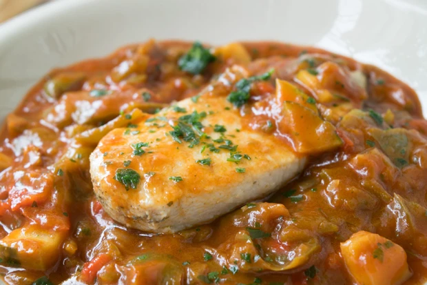 H&uuml;hnerfilet mit Ratatouille und Fladenbrot