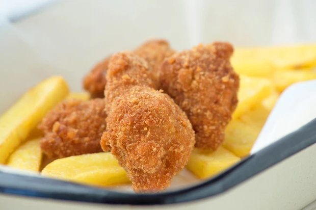 Chicken Nuggets mit selbstgemachten Pommes frites