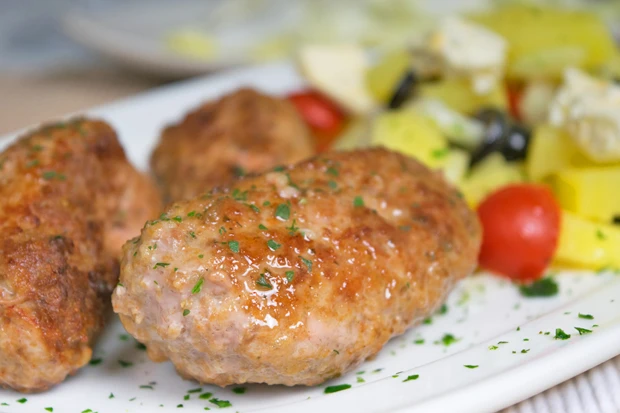 Scharfe Cevapcici mit Erd&auml;pfel-Feta-Salat