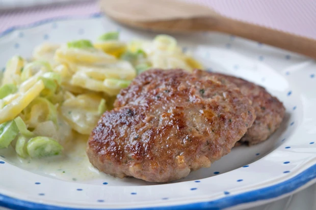 Hacksteak mit Erdäpfel-Lauch Salat