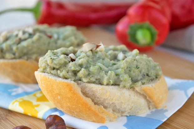 Zucchini-Melanzani-Aufstrich mit Haseln&uuml;ssen