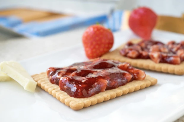 Erdbeer-Marmelade mit wei&szlig;er Schokolade