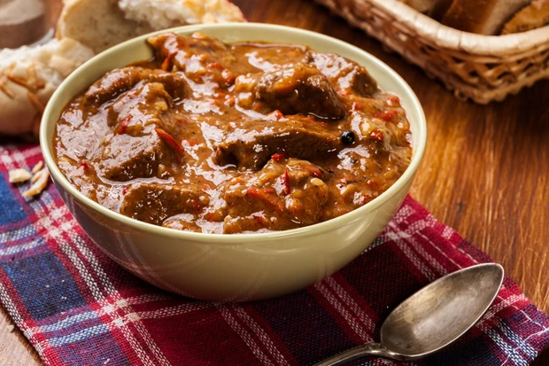 Gulasch mit Rotwein
