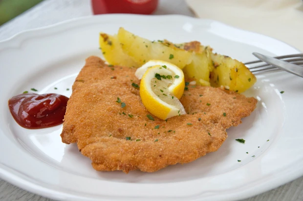 Spanisches Cordon bleu mit gebratenen Erd&auml;pfeln