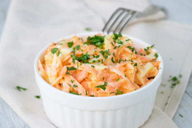 Karottensalat mit Sauerrahm