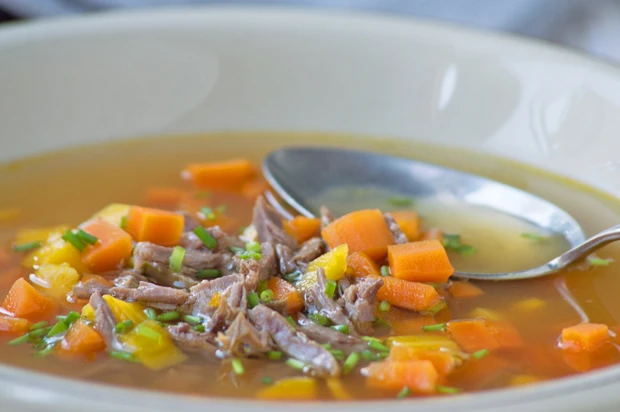 Gemüsesuppe mit Rindfleisch