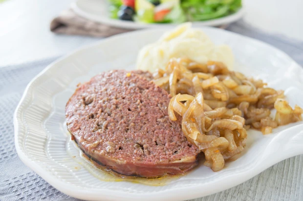 Faschierter Braten mit Balsamico-Zwiebeln und Erd&auml;pfelp&uuml;ree