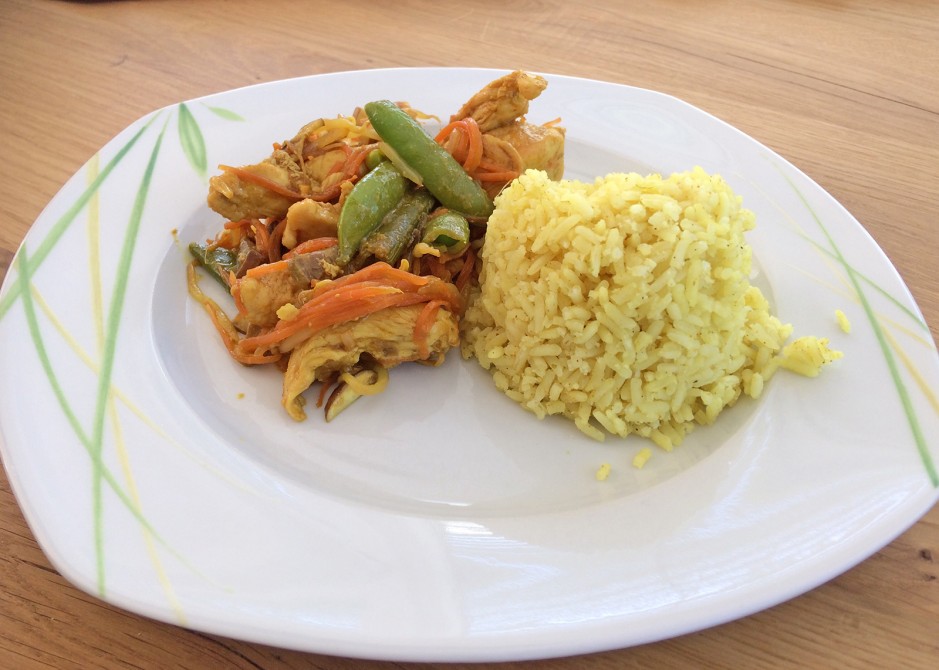 Wok-Huhn mit Curry-Limetten-Reis