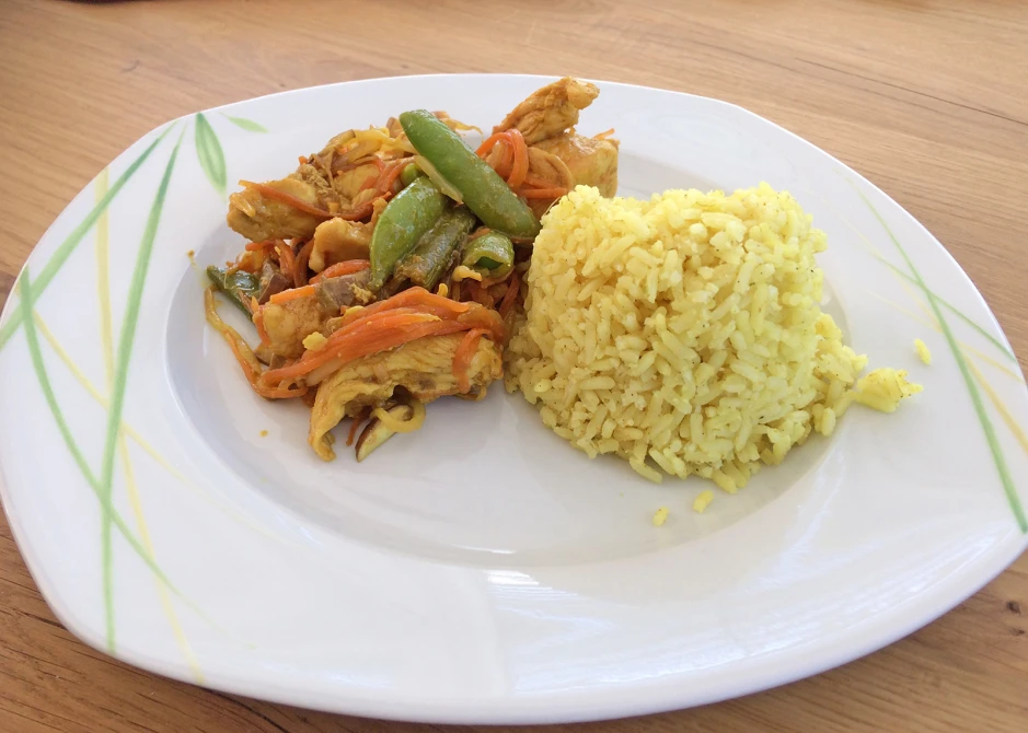 Wok-Huhn mit Curry-Limetten-Reis