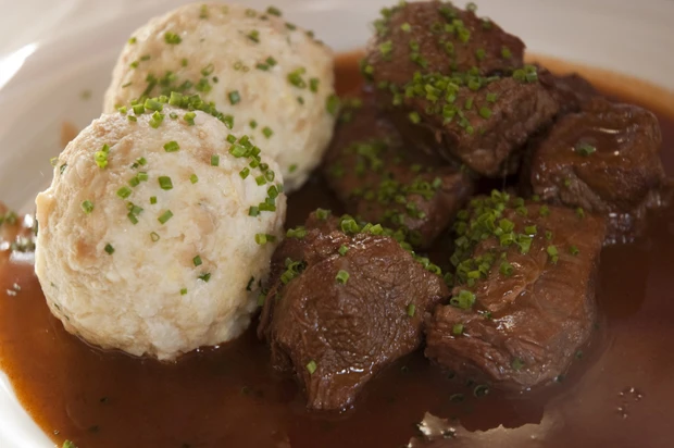 Gulasch mit Semmelkn&ouml;del