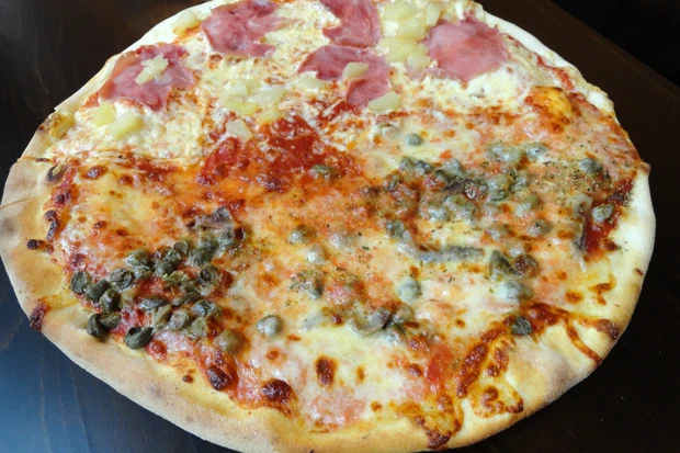 Pizza mit Sardellen und Kapern