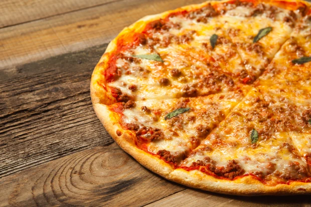 Pizza mit Fleischsauce