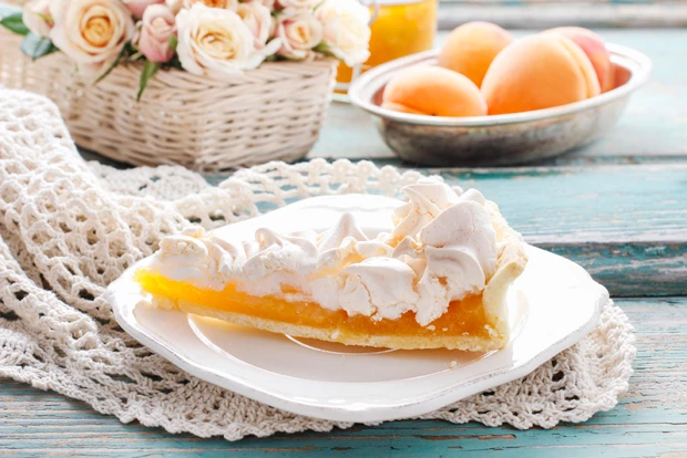 Stevia-Marillen-Kuchen mit Mandelsplittern