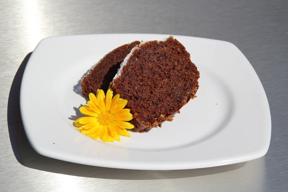 Dinkel-Kakao-Kuchen mit Mandeln