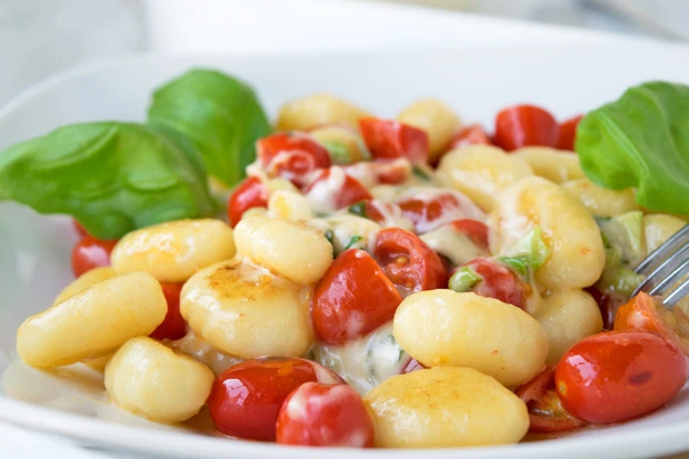 Gnocchi mit Tomaten und Basilikum