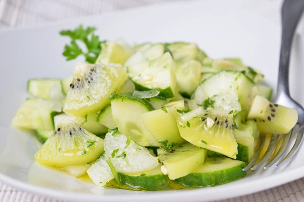 Gurken-Kiwi-Salat