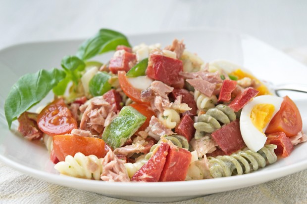 Nudelsalat mit frischem Gemüse