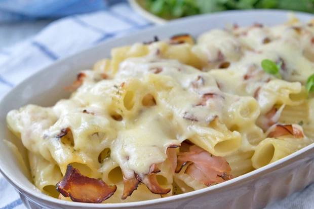 Makkaroni mit Schinken und K&auml;se &uuml;berbacken