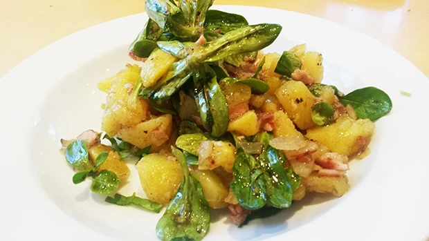 Kartoffel-Vogerlsalat mit Speck