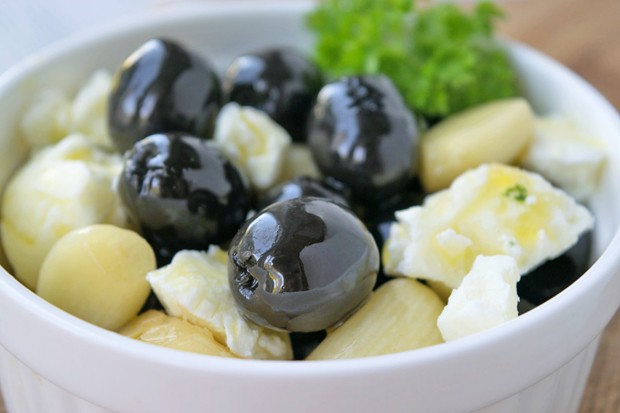 Eingelegte Oliven mit Knoblauch