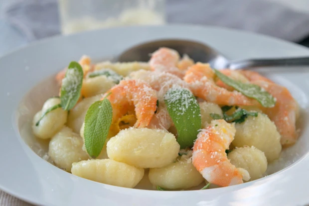 Salbei-Gnocchi mit Garnelen