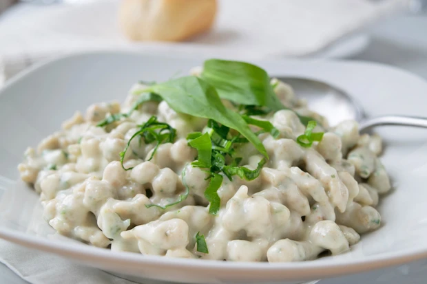 Bärlauchspätzle mit Schafkäsesauce