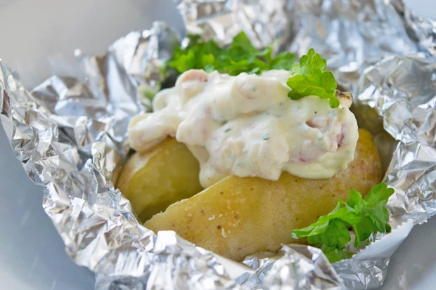Gegrillte Erd&auml;pfel mit Rahm-Speck-F&uuml;llung