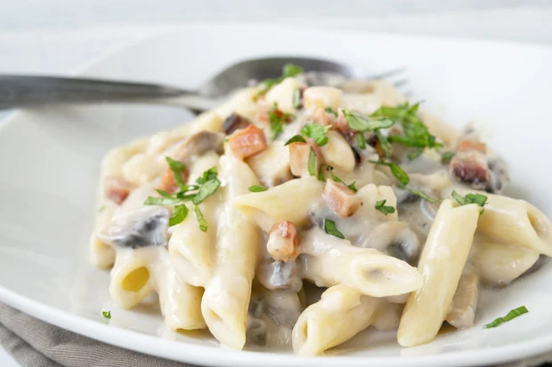 Vollkorn-Penne mit Obers-Champignons-Sauce