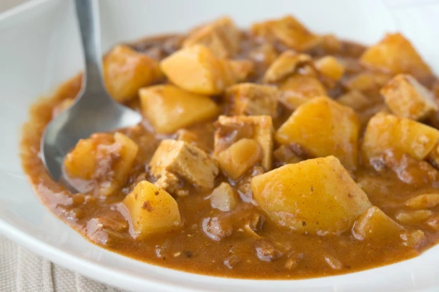 Veganes Erd&auml;pfelgulasch mit ger&auml;uchertem Tofu