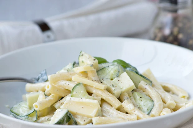 Nudelsalat mit Käsedressing