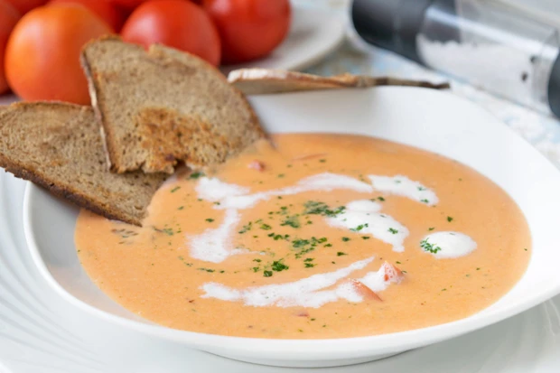 Tomatencremesuppe mit Schwarzbrotchips