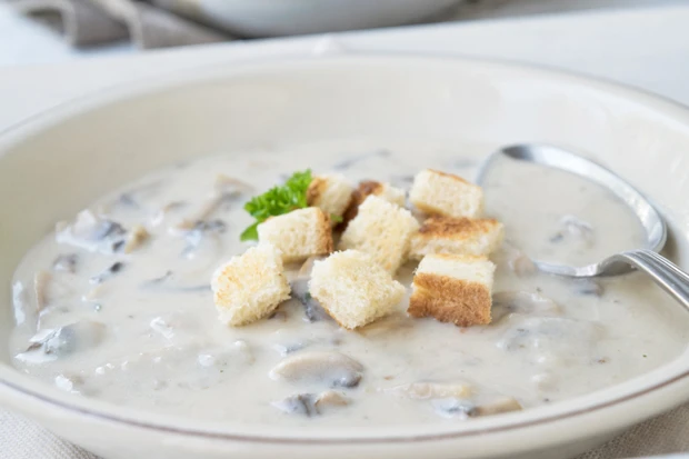 Suppe mit Erdäpfel und Cremechampignons