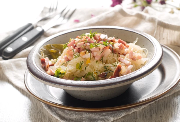 Selchkarree-Gulasch mit Sauerkraut