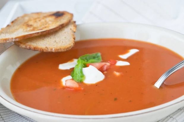 Scharfe Tomaten-Ingwersuppe mit Brotchips