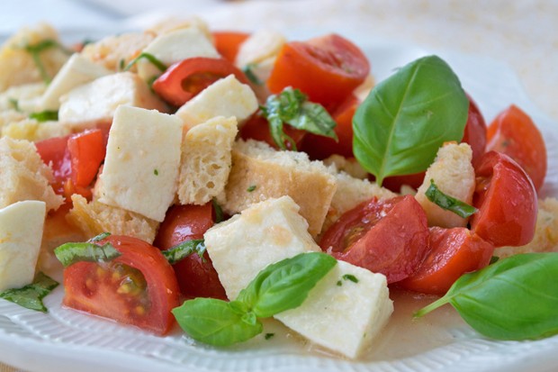 Sommerlicher Mozzarella-Salat - Rezept