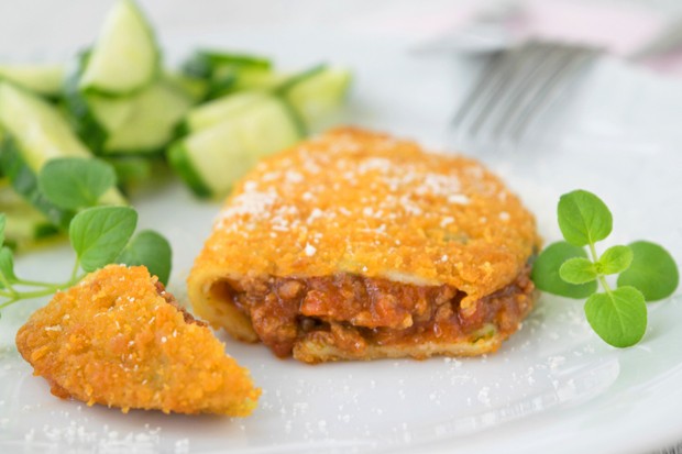 Panierte Palatschinken mit Faschiertem