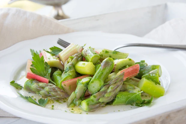 Rhabarbersalat mit Spargel