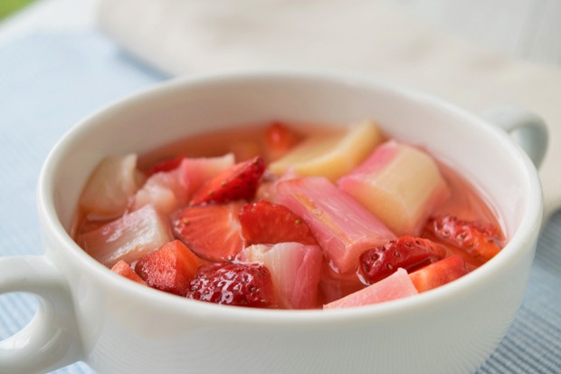 Rhabarbersalat mit Erdbeeren