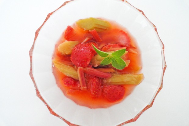 Rhabarbersalat mit Erdbeeren