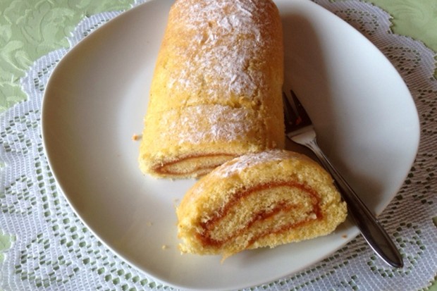 Roulade mit Marillenmarmelade