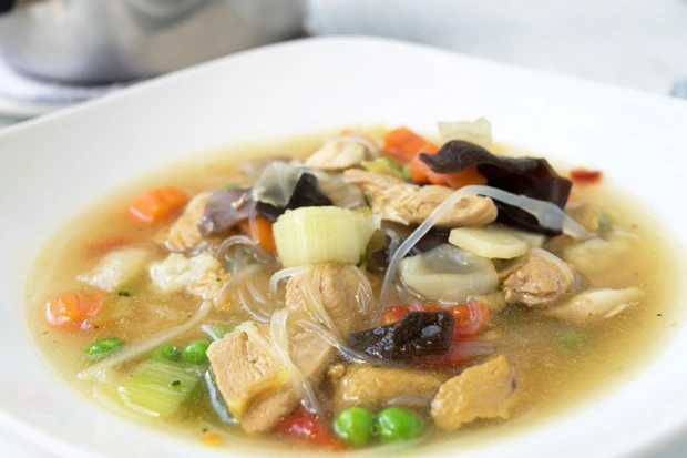Asiatische Suppe mit Glasnudeln