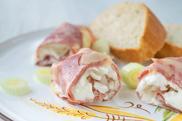 K&auml;sewurstrolle mit Jungzwiebeln