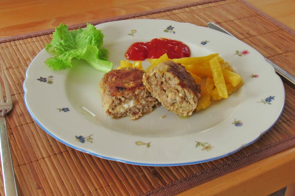Pljeskavica mit Feta