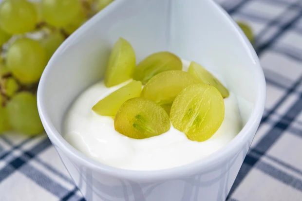 Honigcreme mit Weintrauben