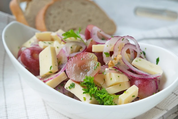 K&auml;sesalat mit Trauben und N&uuml;ssen